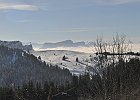 Sud - Croix de Nivolet (à g), Mont Granier, le Pinet (centre), Lances de Malissard, Chamechaude (à d); devant- station de ski le Sire