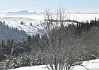 Sud - Croix de Nivolet (à g), Mont Granier, le Pinet (centre), Lances de Malissard, Chamechaude, Grand Som (à d); devant- station de ski le Sire