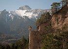 SE - le Faraut (centre), Pic Pierroux (à d), avec un exemple d'erosion de rocher devant. : Dévoluy, Walks