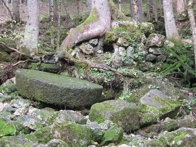 IMG_6661.JPG - WP 08 Millstone and stones from the old mill